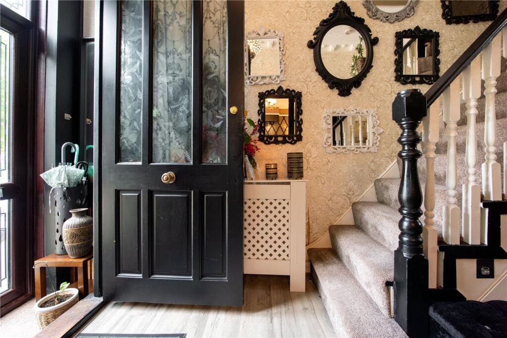 House in London, Seven Kings - View 2