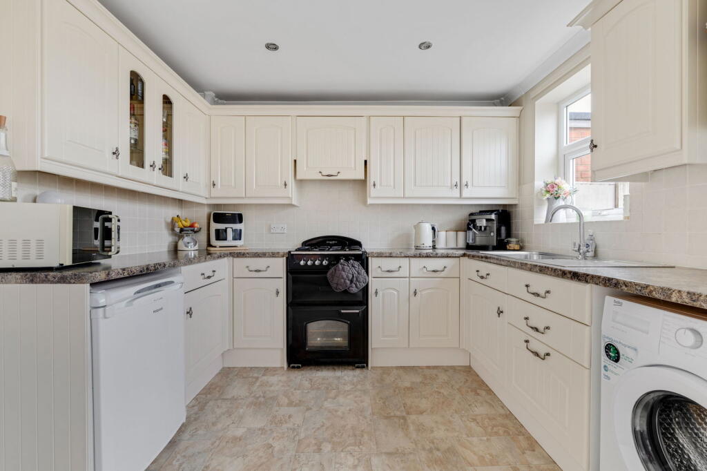 Suffolk Drive, Brierley Hill, DY5 photo 3