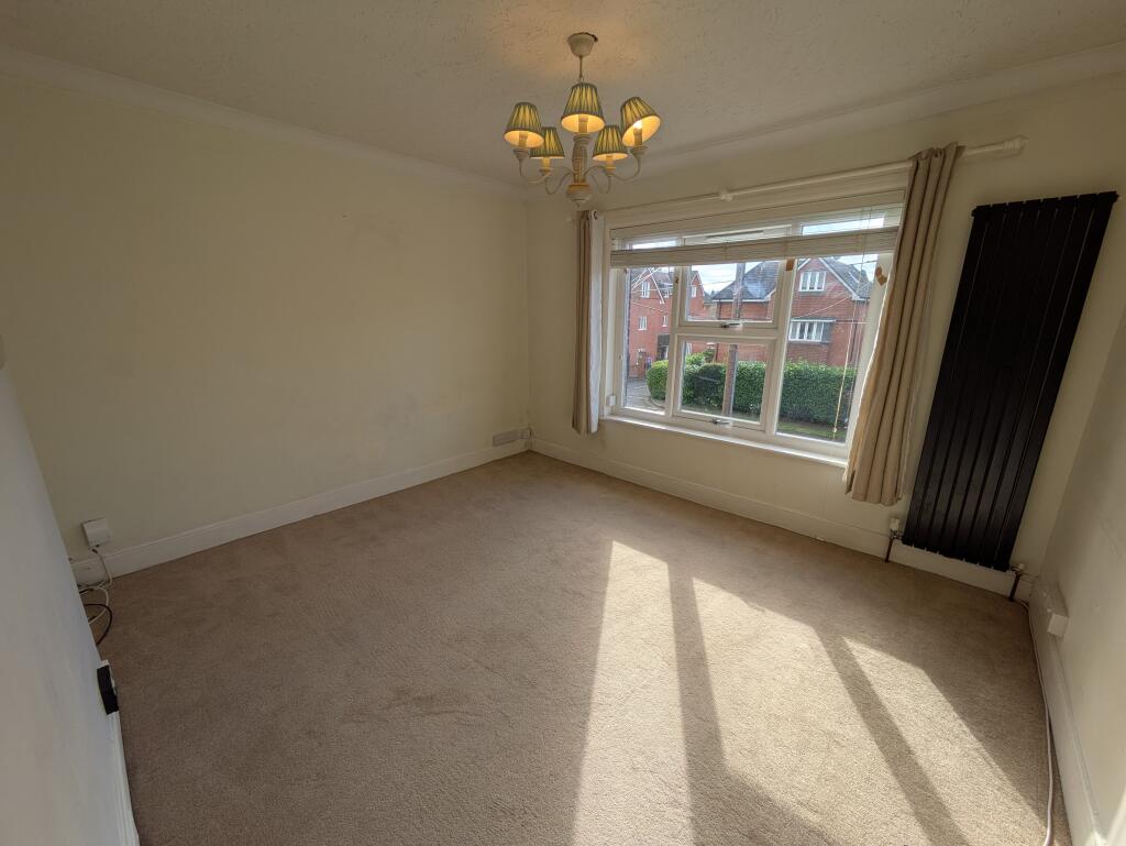 Apartment in Crawley, Southgate - View 2