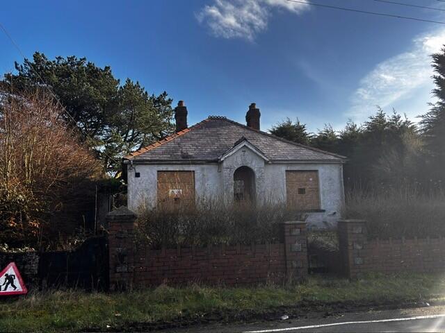 Main image of property: Penmount, Trimsaran, Kidwelly, Carmarthenshire SA17 4EY