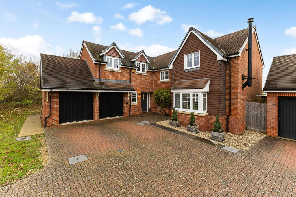 Runnymede Drive, Odiham, RG29 photo 2