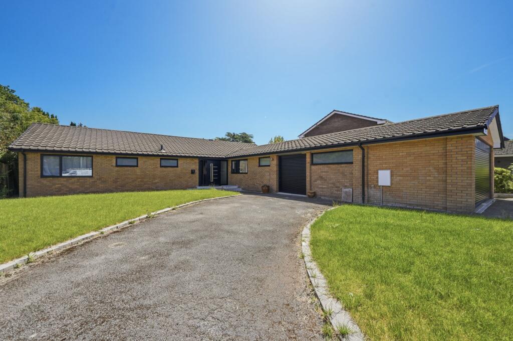 Milverton Drive, Bramhall, SK7 photo 2