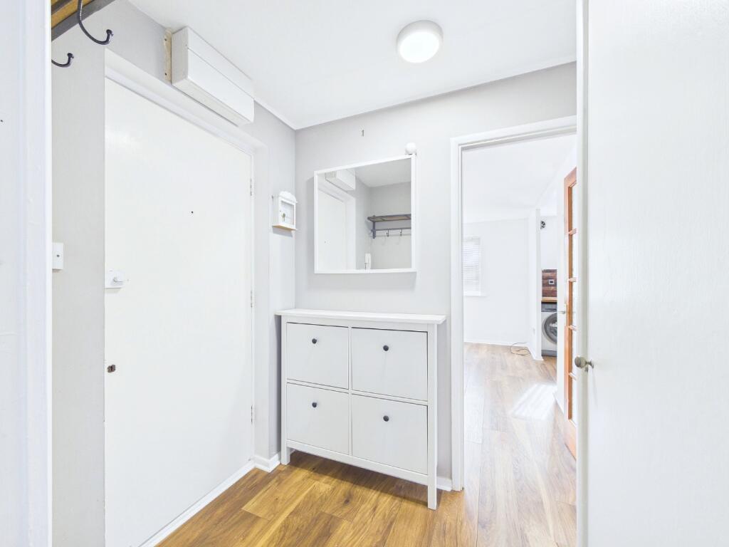 Apartment in Romford - More