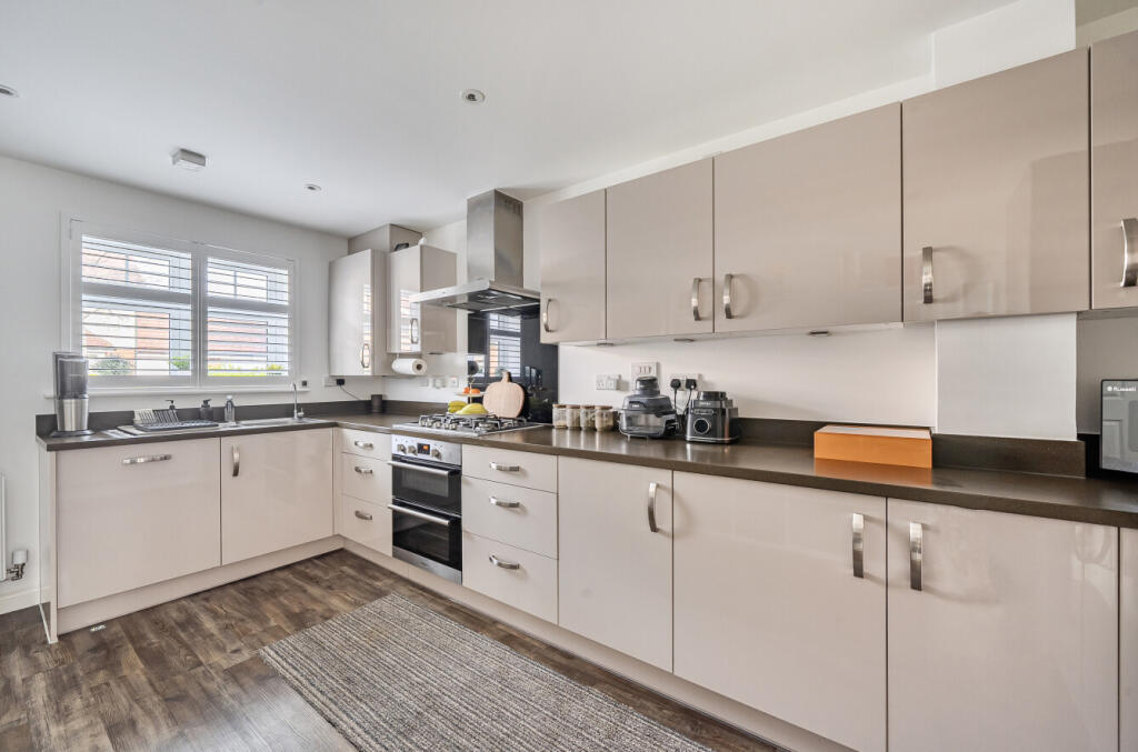 Nicholson Drive, Wokingham, Berkshire, RG41 photo 2