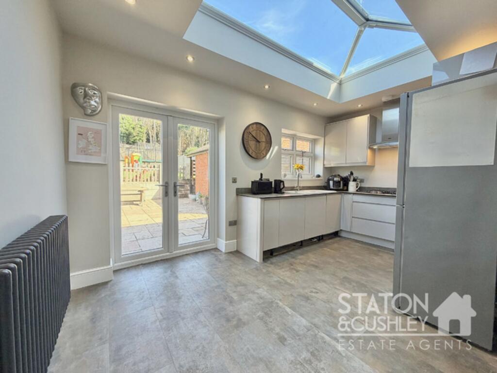 House in Mansfield, Forest Town - More
