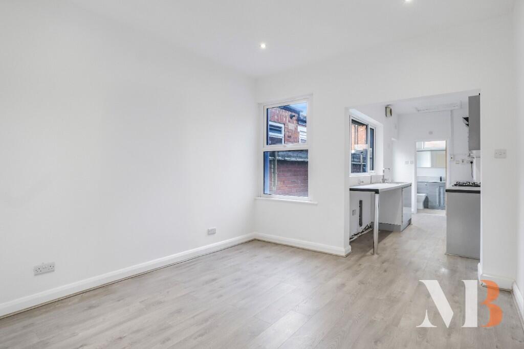 99 Kingston Road photo 4