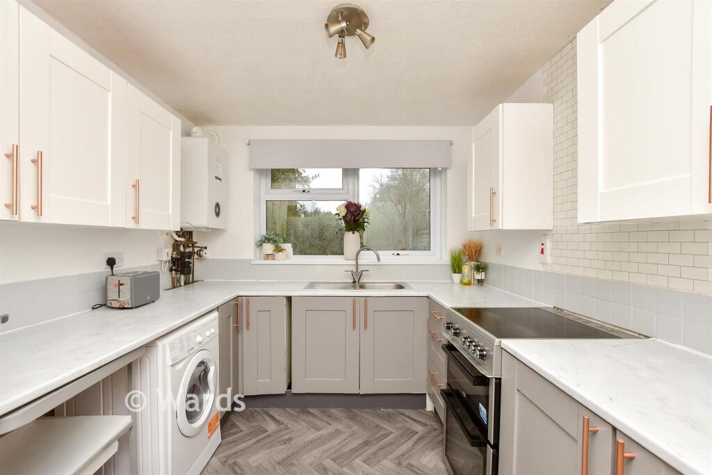 2-bed flat on Linley Road, Broadstairs, Kent, £180,000