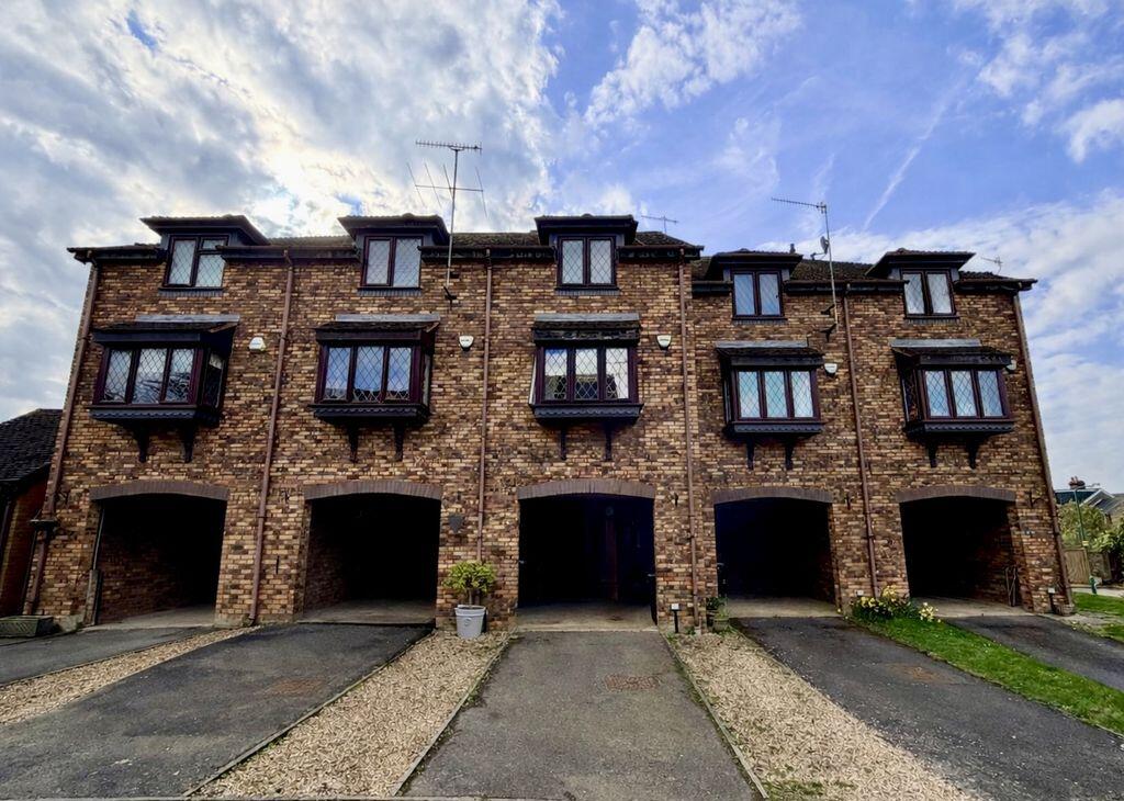 3-bed terraced on Bourne End - Beautifully Presented Throughout, £525,000