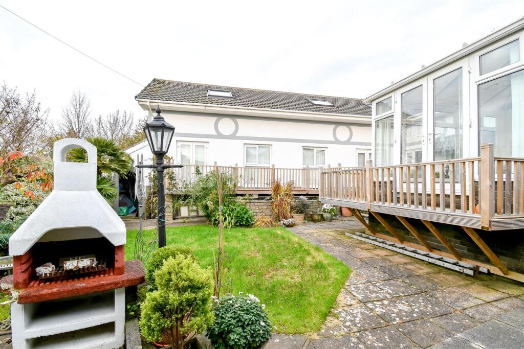 Greenbanks Drive, Barry photo 3