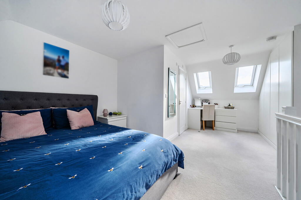 House in High Wycombe, Daws Hill - More