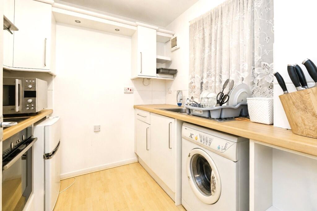 Apartment in Ilford - View 4