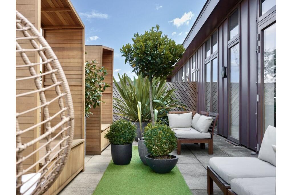 Main image of property: Wharf Lane, London, E14