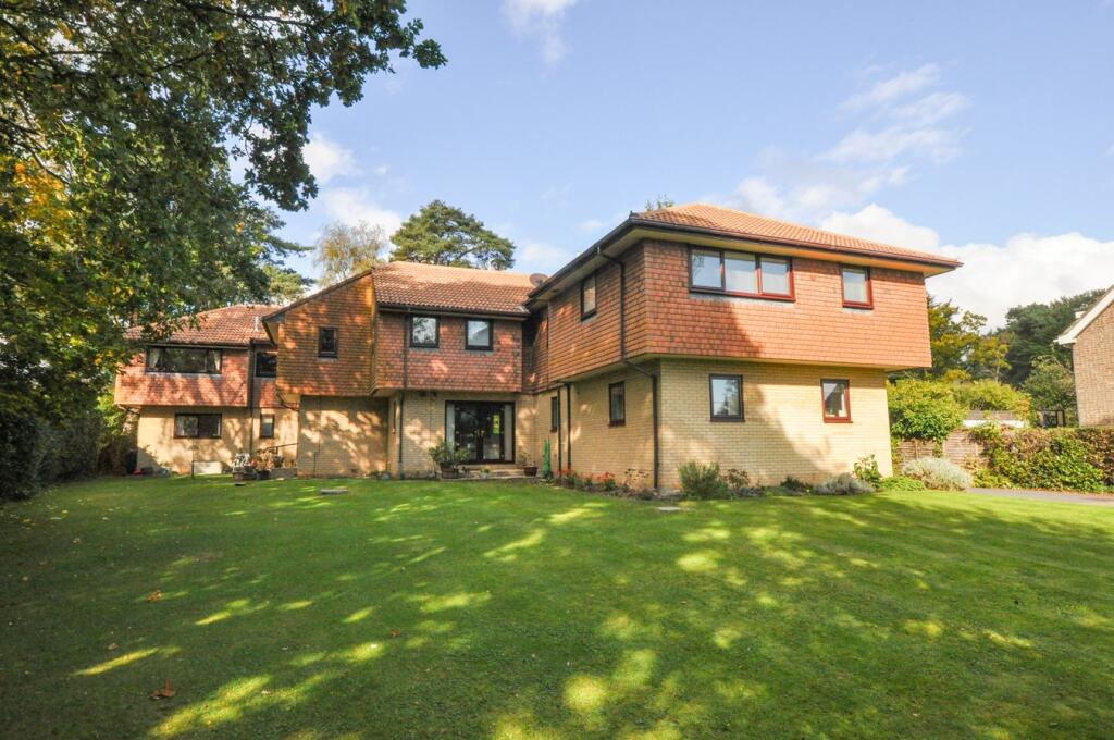 Main image of property: 425 Ringwood Road, Ferndown, BH22