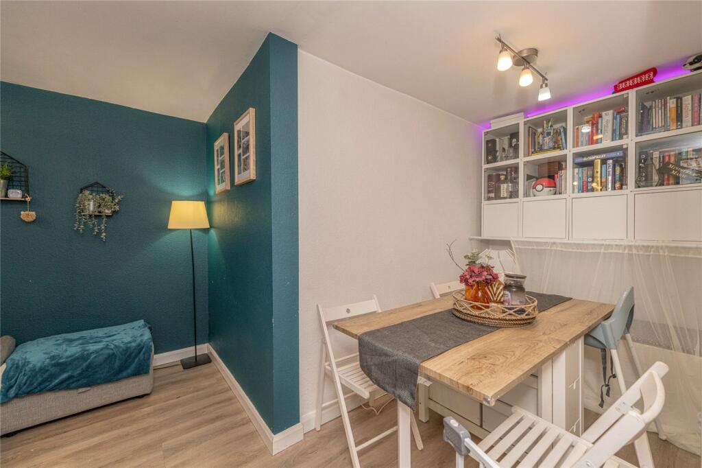 House in Edinburgh, East Craigs - View 5