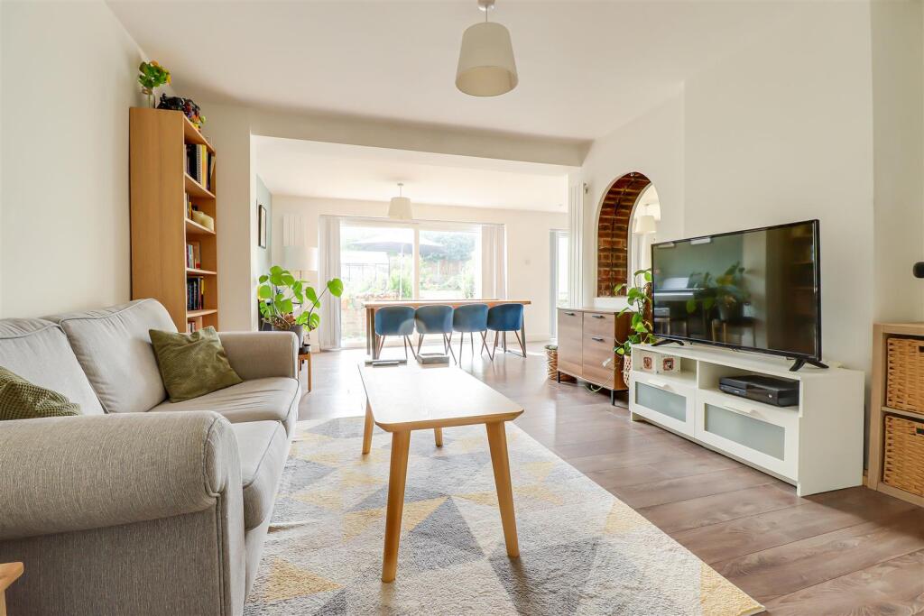 House in Southend-on-Sea - More
