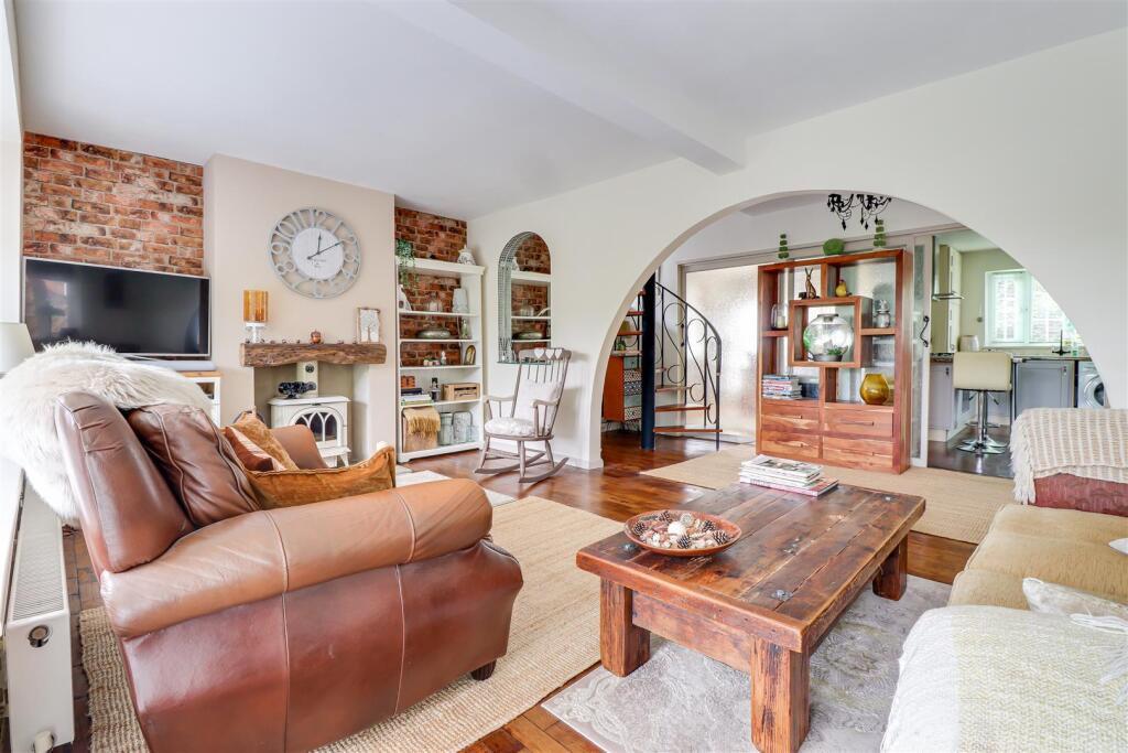 * STAR BUY * Arterial Road, Leigh-On-Sea photo 2