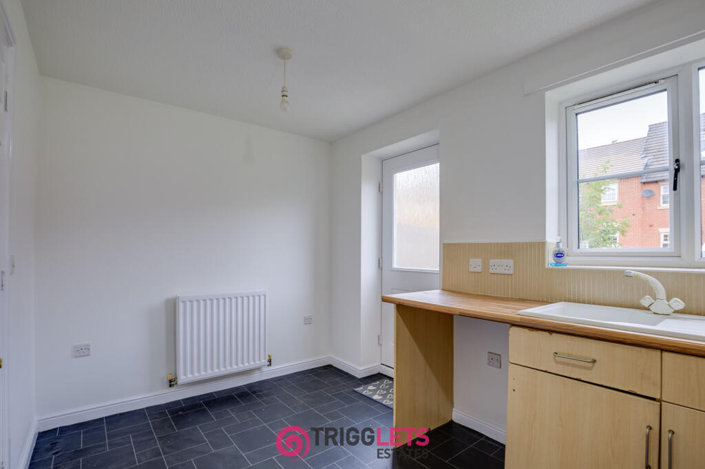 House in Barnsley, Measborough Dike, Kendray - More