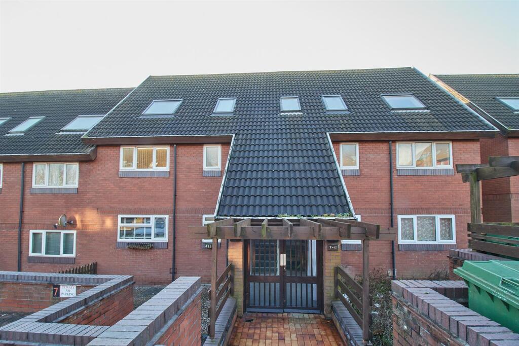 1-bed flat on Clifton Court, Hinckley, £75,000