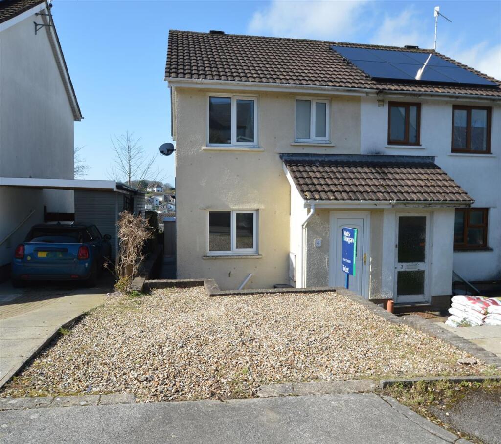 Main image of property: 4 Crescent Close, Cowbridge, CF71 7EB