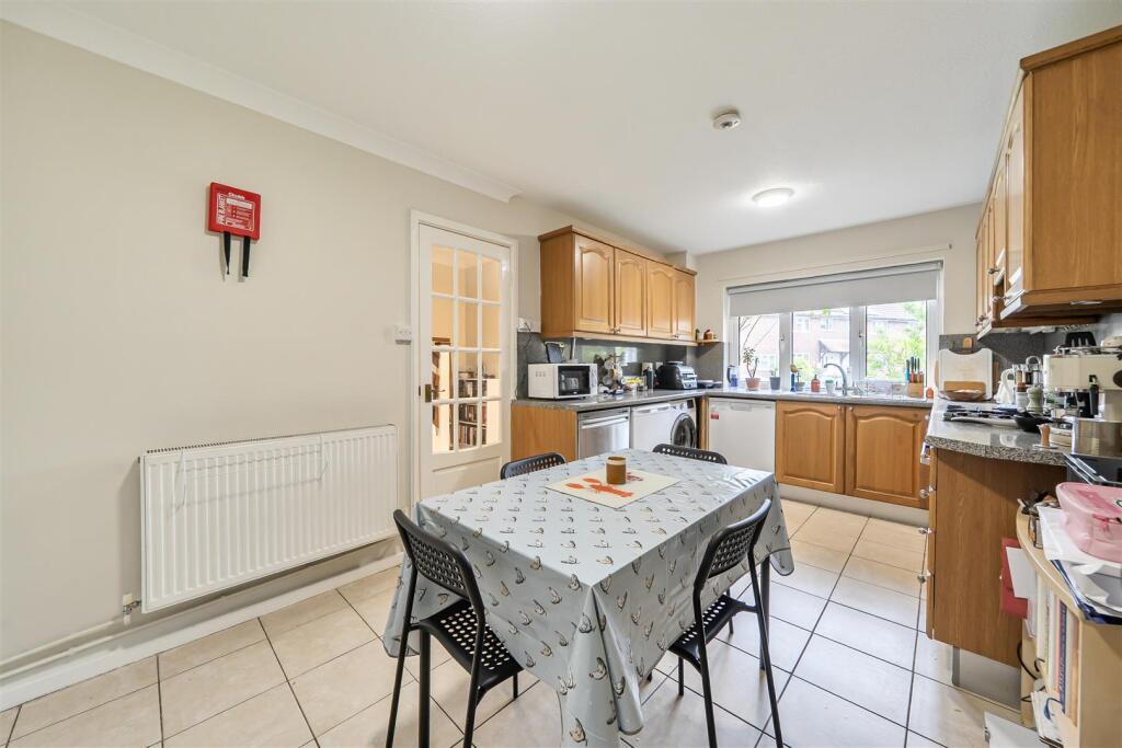 Windrush Close, Bramley, Guildford photo 4