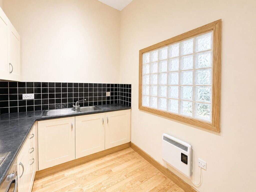 Apartment in Bradford, Eastbrook, Barkerend - View 5