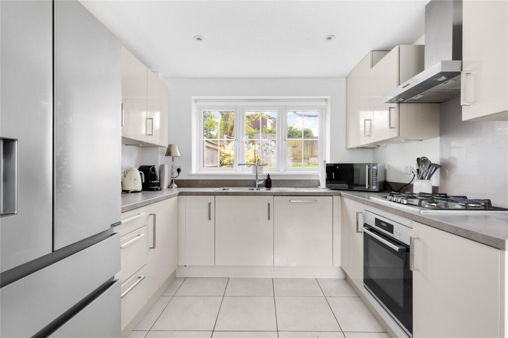 Morshead Drive, Binfield, Bracknell, Berkshire, RG42 photo 2