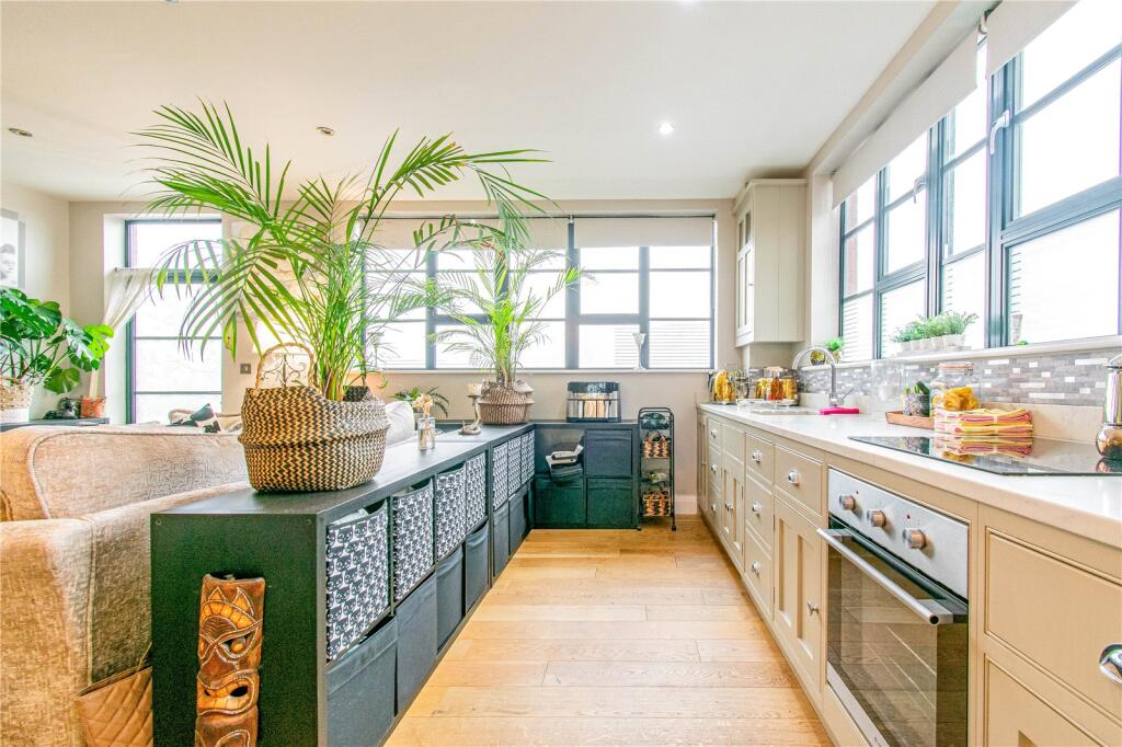 Apartment in Newbury, West Berkshire - View 2