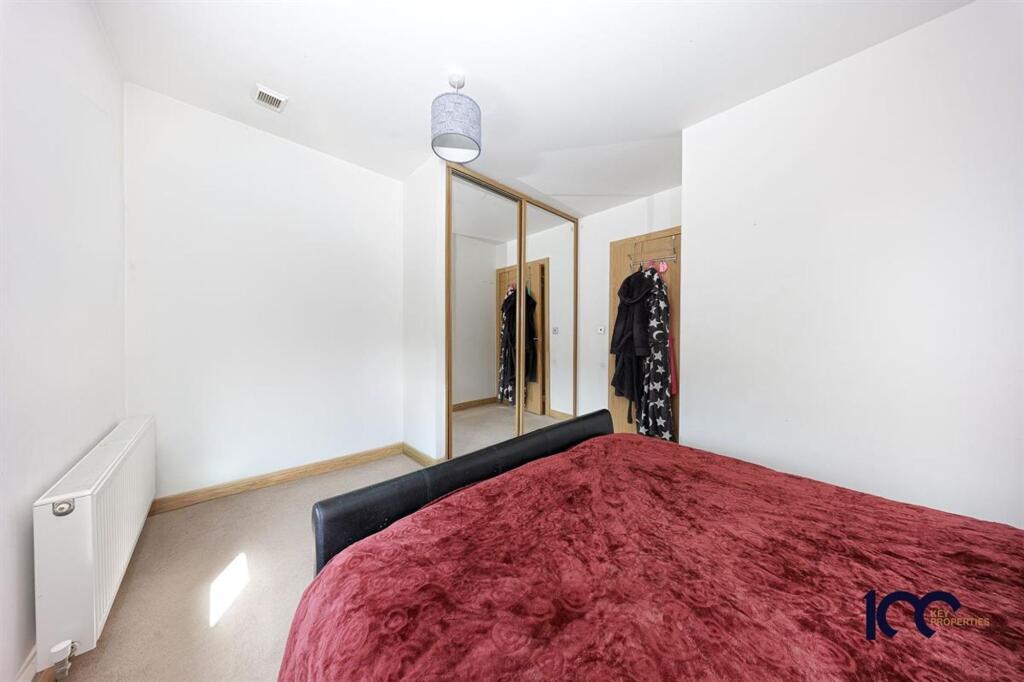 Saxton Close, Grays, RM17 photo 3
