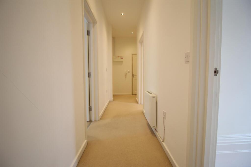 Apartment in Northampton, Semilong - View 4