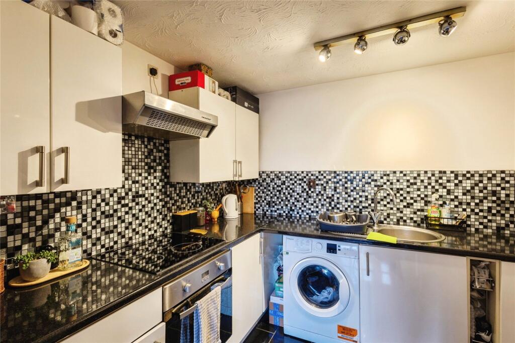 Apartment in Northampton, Duston - View 4