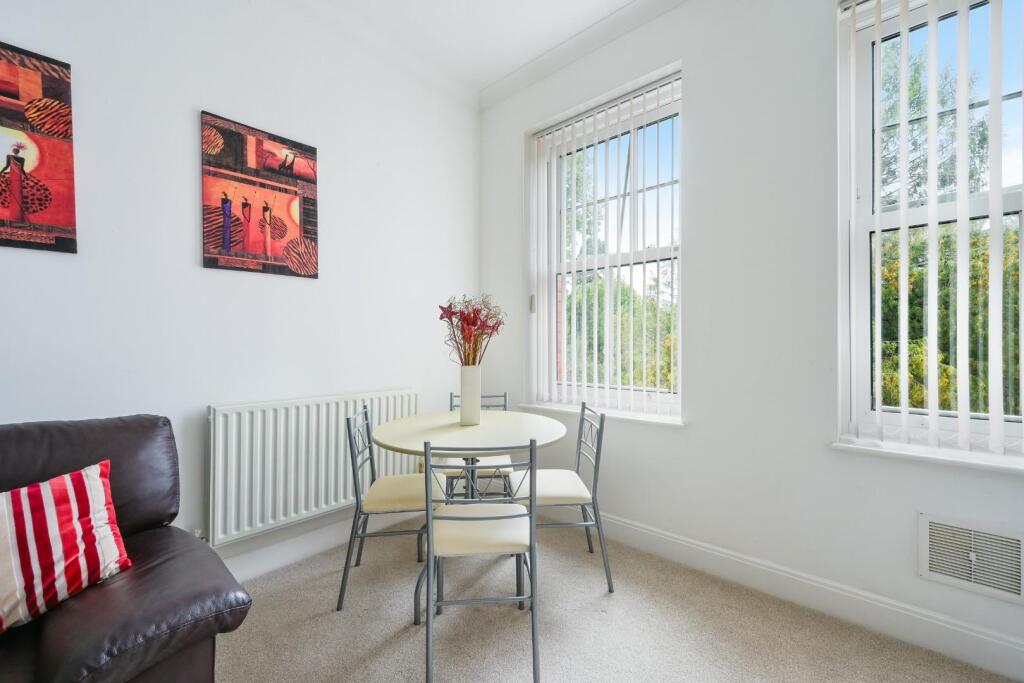 Apartment in Epsom and Ewell, Manor Park - View 4