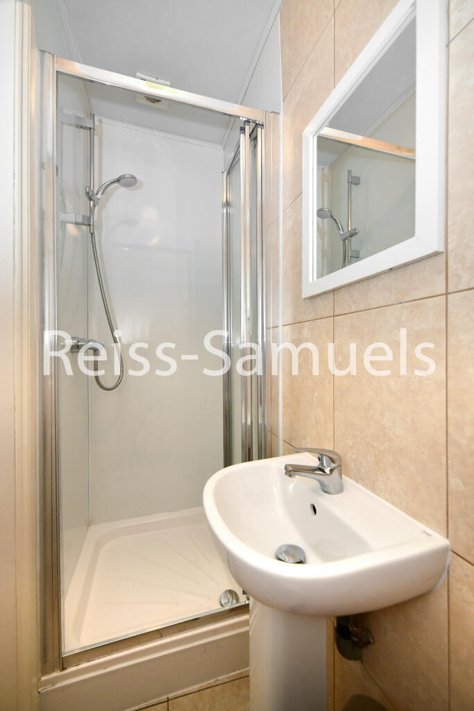 6 bedroom semi-detached house for rent