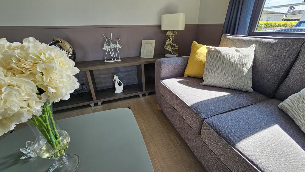 103 Little Meadow , Woodside Park, Woodside, Luton, Bedfordshire, LU1 4LP photo 3