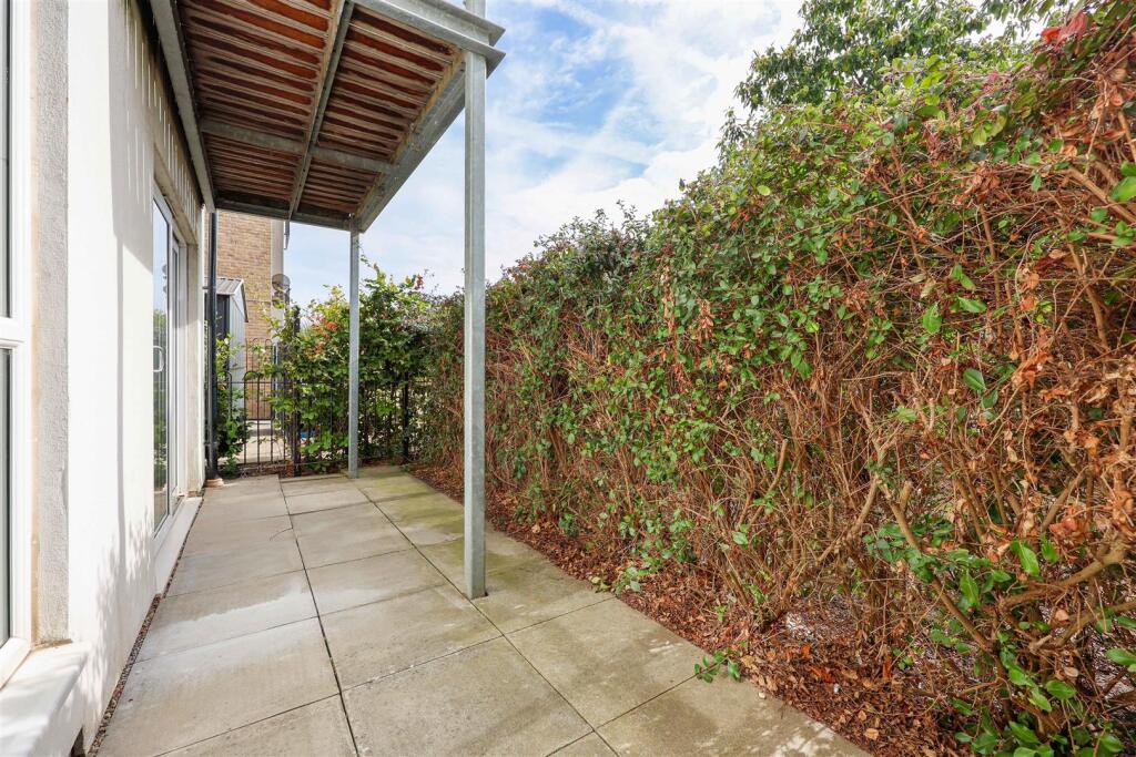 Apartment in Southall - View 5