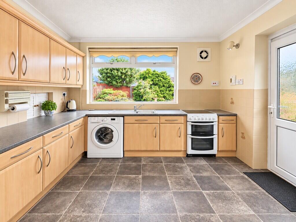 Englands Crescent, Winterbourne photo 5