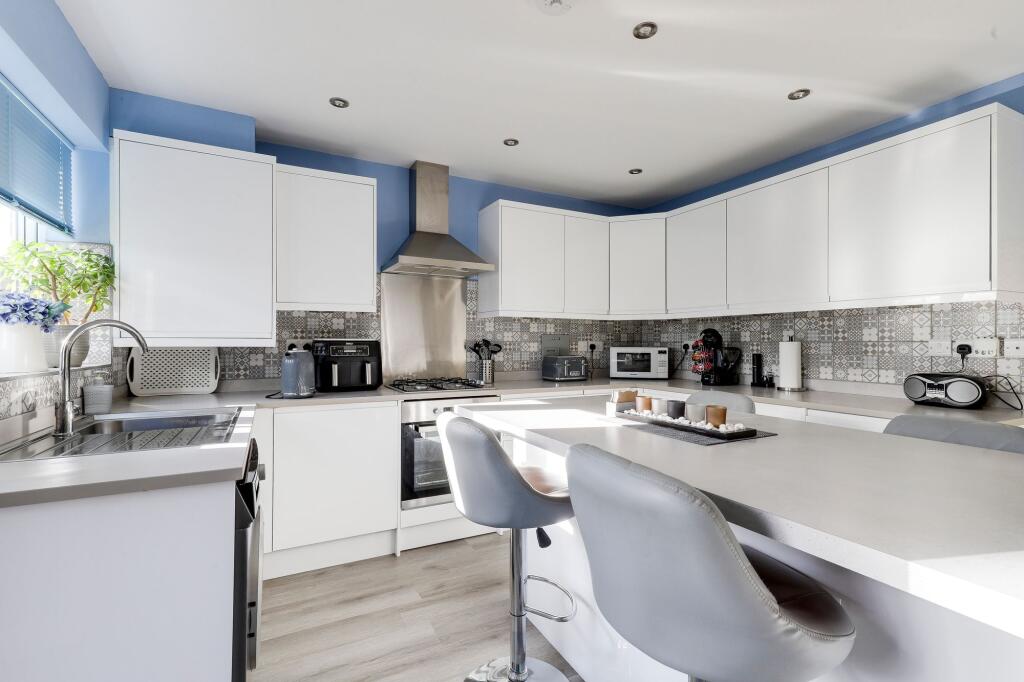 Poets Close, Hucknall, NG15 - View 3