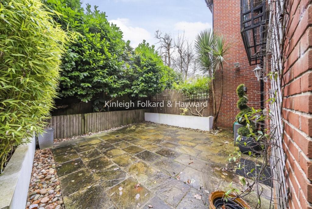 House in Chislehurst, Hawkwood, Bickley - More