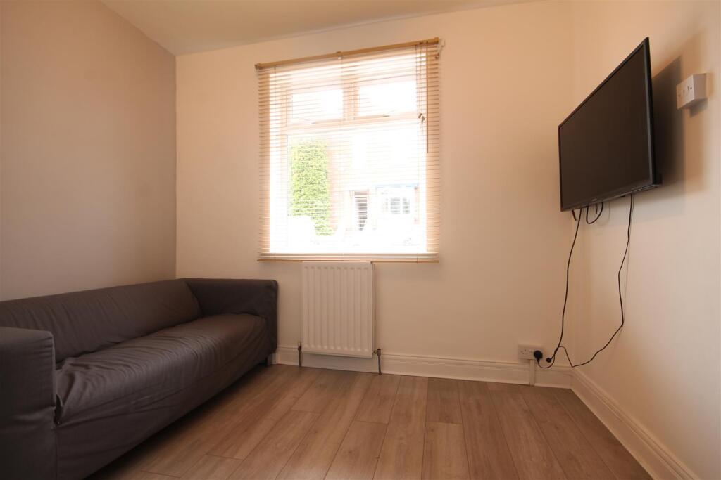 3 bedroom semi-detached house for rent