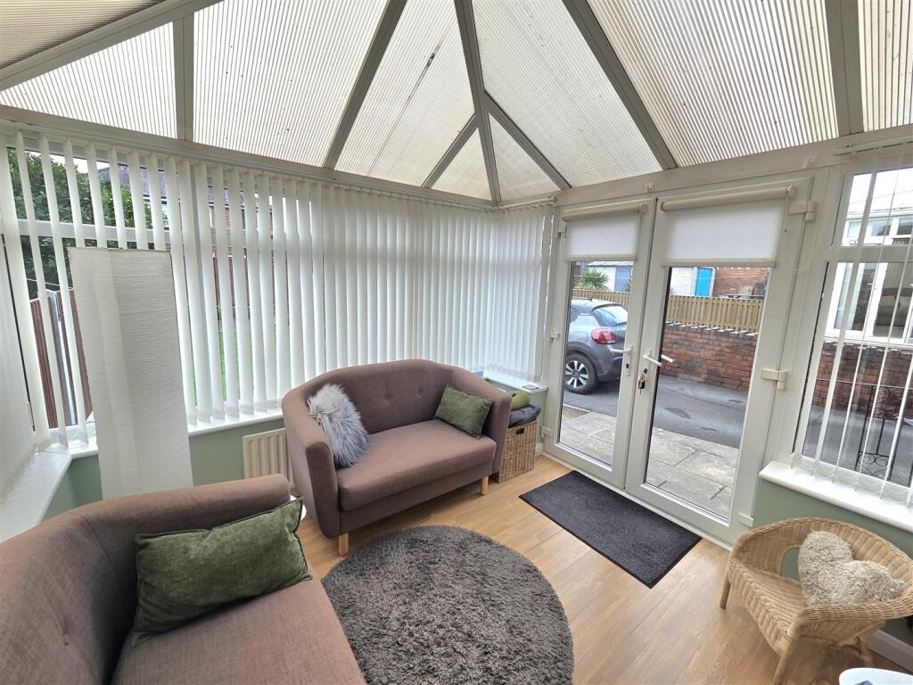 House in Kirklees, Hanging Heaton - More
