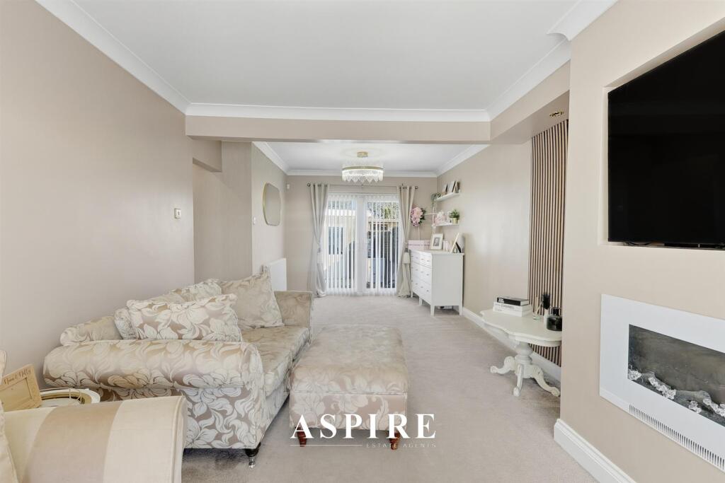 8 Hawkesbury Close photo 2