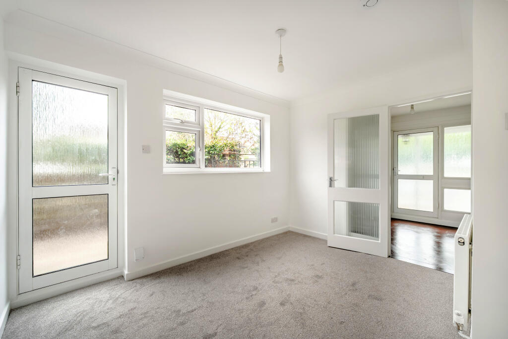 Leatherhead, Surrey, KT22 photo 4