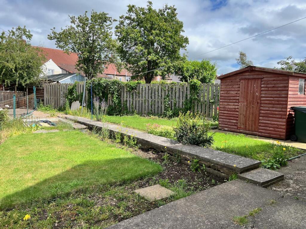 44, Manor Drive, Pickering photo 2