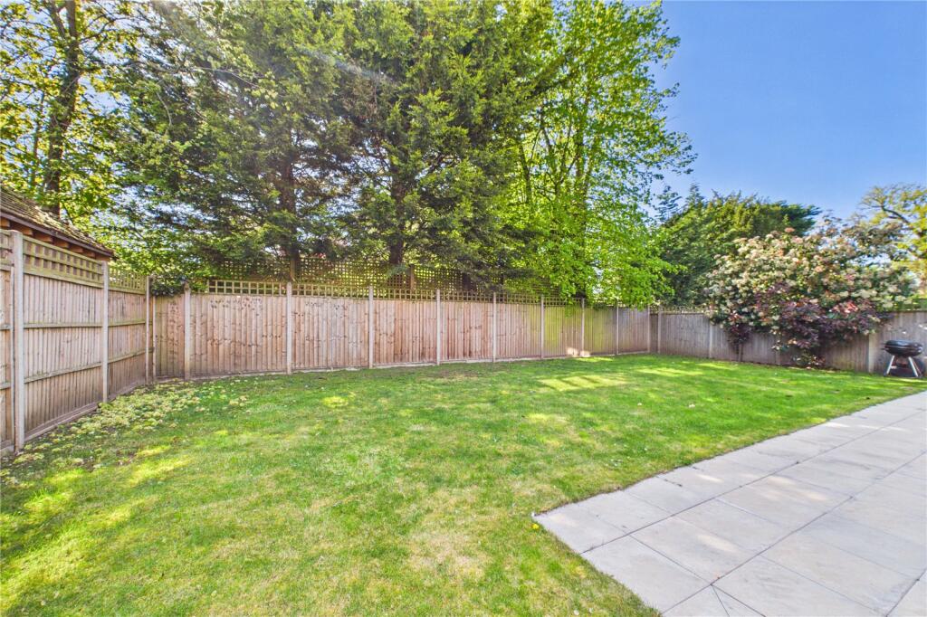Astor Gardens, Horley, Surrey, RH6 photo 4
