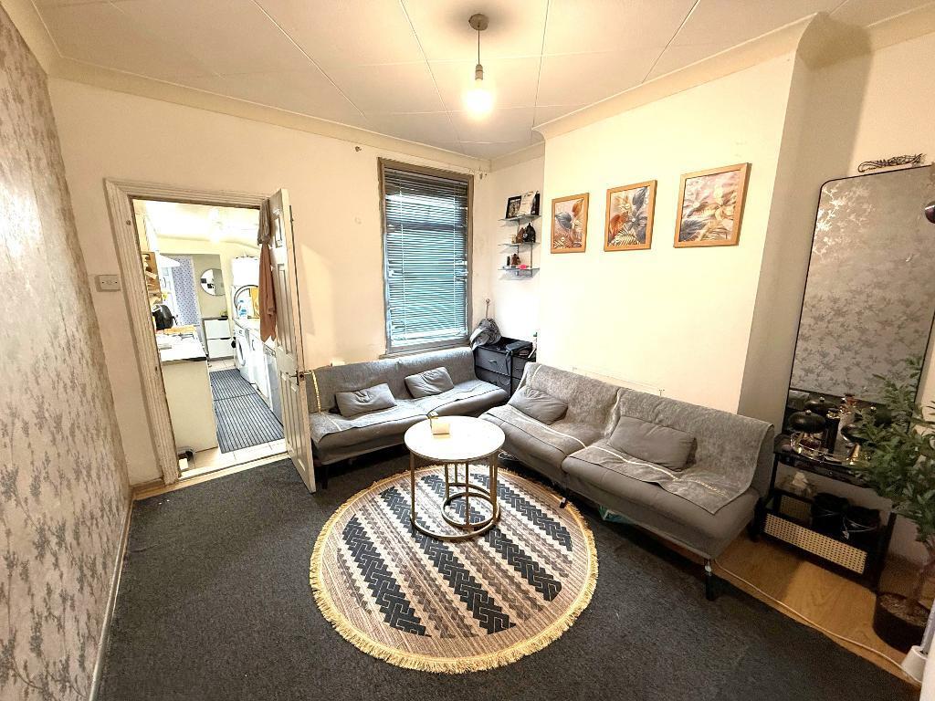 House in Luton - View 5