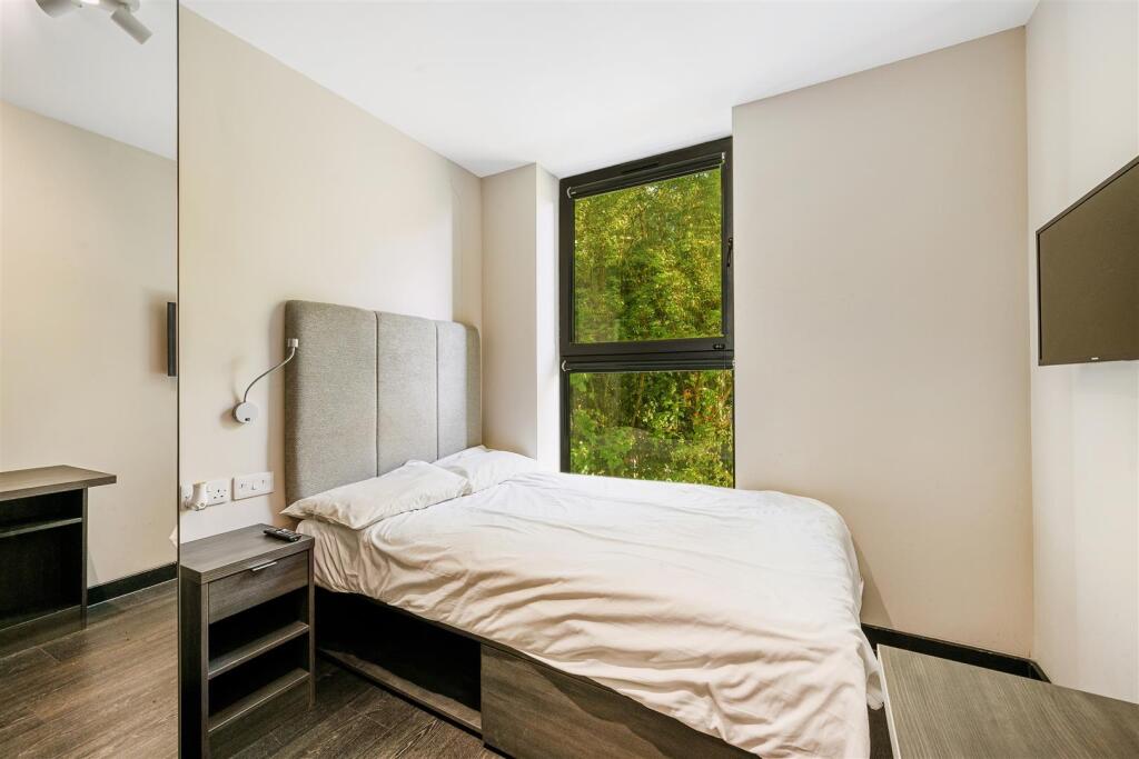 Main image of property: 117 Gunnersbury Lane, Acton