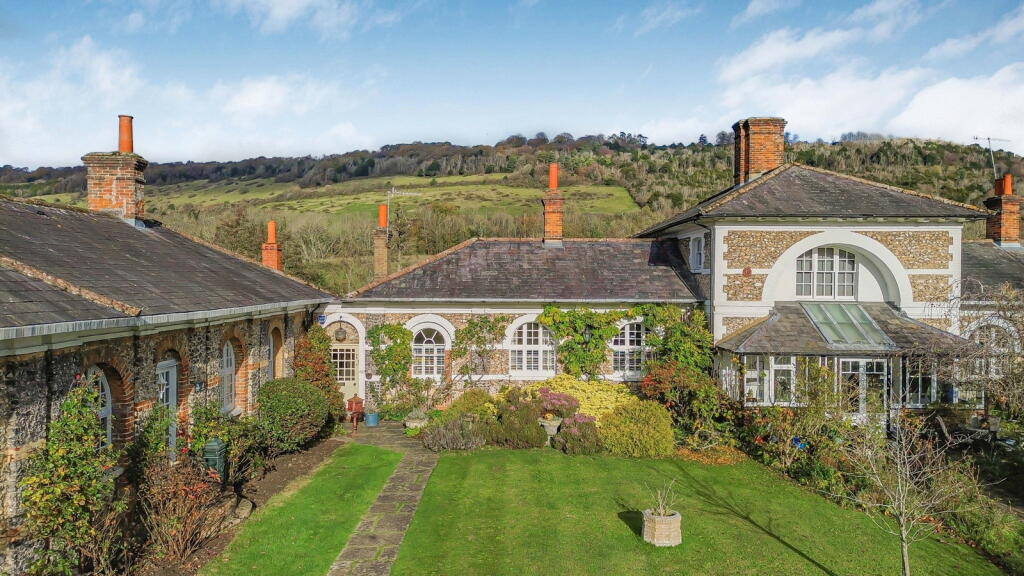 3-bed house on Castle Gardens, Dorking, RH4 1NY, £950,000