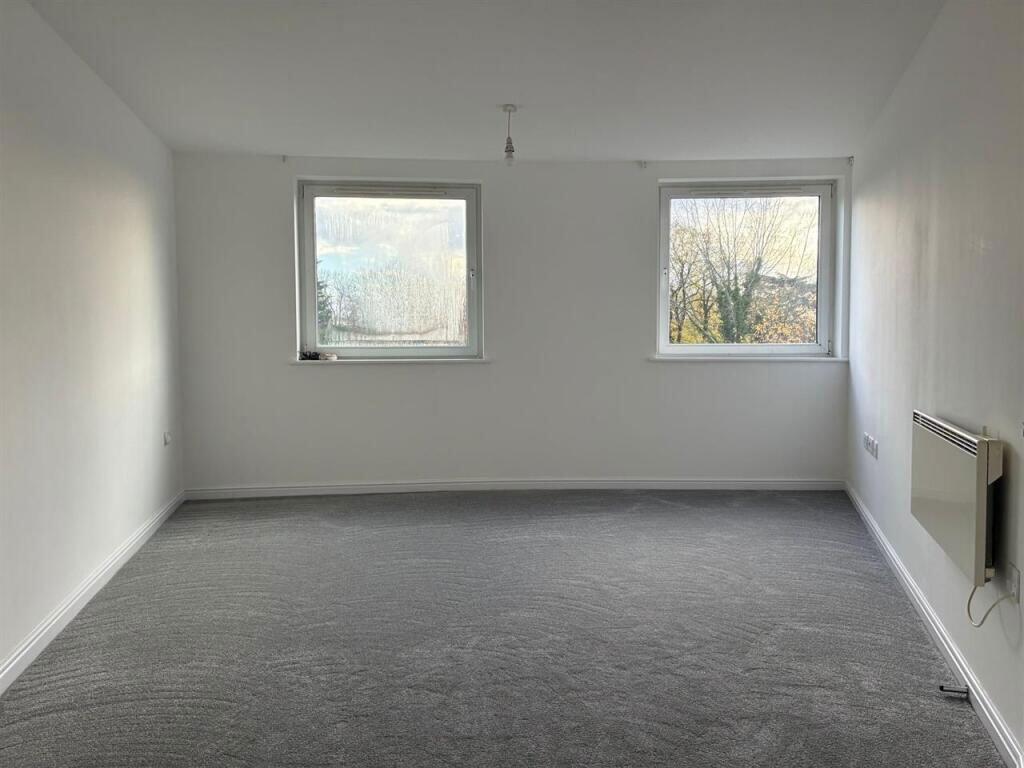 Wooldridge Close, Feltham, Middlesex, tw14 8bf photo 2