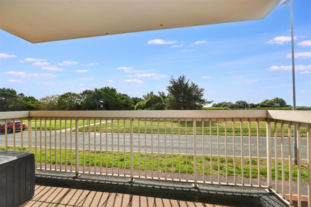 Apartment in Eastbourne, East Sussex - View 4