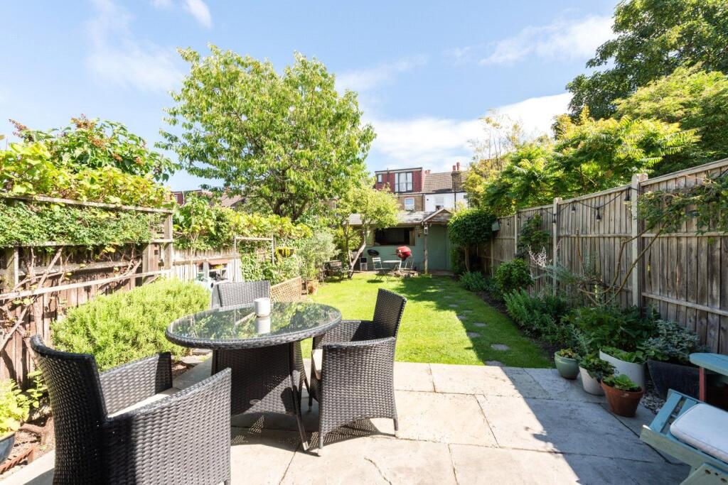 House in Sutton - View 5