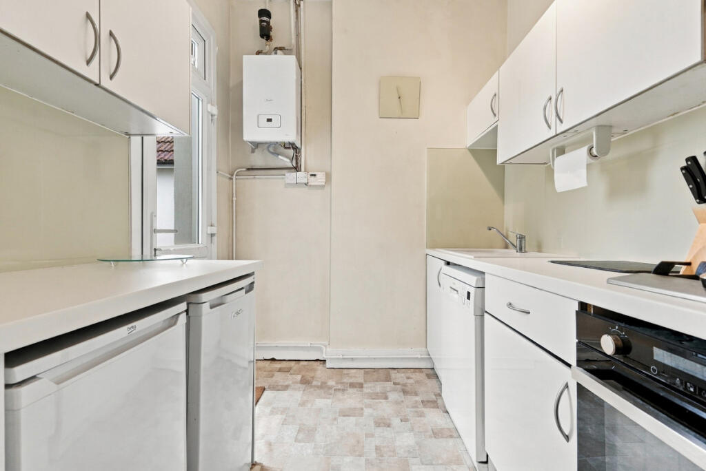 Apartment in Southend-on-Sea - View 4